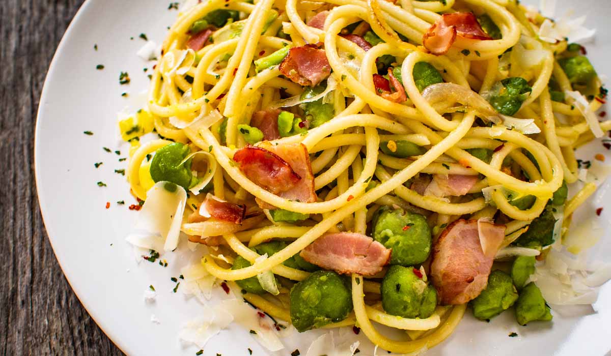 Spaghetti pecorino, fave e pancetta